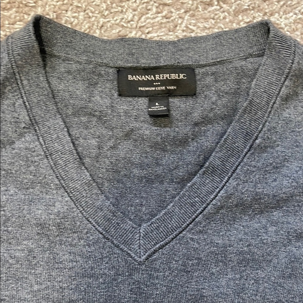 Men's Gray Banana Republic V-Neck Sweater - Picture 2 of 4